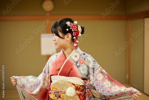 高級総絞り着物を試着している若い女性の笑顔