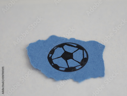 фотографія Un papel rasgado de color azul y verde con varias pelotas de diferentes deportes