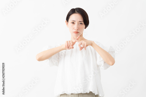 Fototapeta 白いブラウスを着ている女性 ライフスタイルイメージ