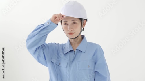 女性　作業着　ヘルメット