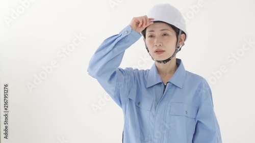 女性　作業着　ヘルメット