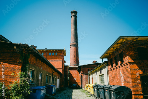 Foto Old brick chimney in former industrial complex near Fröbelstraße, Berlin-Pankow,