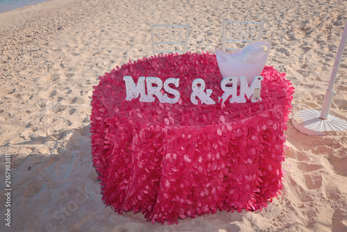 Foto Romantic Beach Wedding Sweetheart Table Decorated in Pink with Mr and Mrs Letter