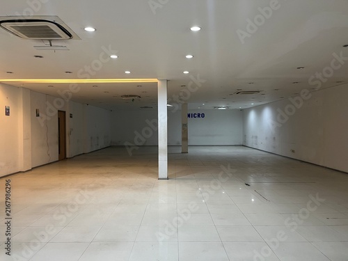 Konstfotografi Vacant commercial room with spacious open floor area and white interior walls