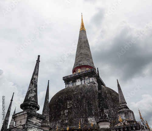 Obraz na płótnie Wat Phra Mahathat Woramahawihan showcases ancient Thai architecture