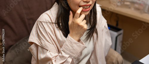 Plakat w ramie 爪を噛む・噛み爪・爪噛み癖