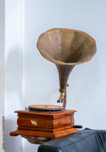 Obraz na plátne Vintage antique gramophone with an ornate brass horn, wooden cabinet, turntable,