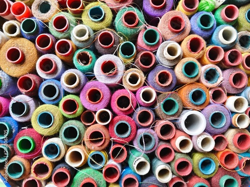 Foto Overhead View of a Dense Collection of Colorful Sewing Thread Spools