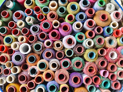 Quadro su tela Overhead View of a Dense Collection of Colorful Sewing Thread Spools