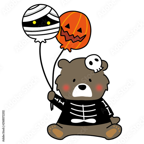 骸骨の仮装をしてハロウィンの風船を持っているクマ