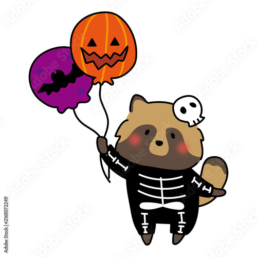 骸骨の仮装をしてハロウィンの風船を持っているタヌキ