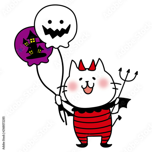 悪魔の仮装をしてハロウィンの風船を持っている白い猫