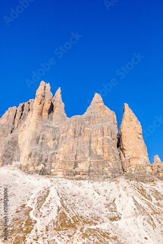 Canvastavla Drei zinnen mountain peaks in the Dolomites under a clear blue sky, Italy