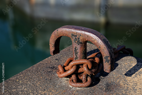 Borne d'amarrage sur u le quai du port 