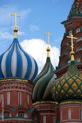 Canvas Print Vibrant onion domes and golden crosses of Saint Basils Cathedral against a clear