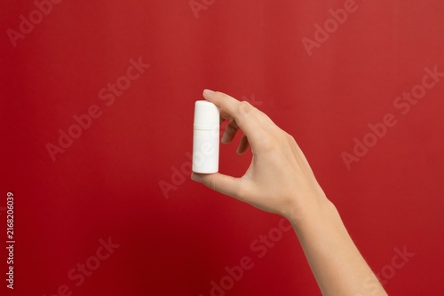 Fotografía Hand holding blank white cosmetic roll-on bottle