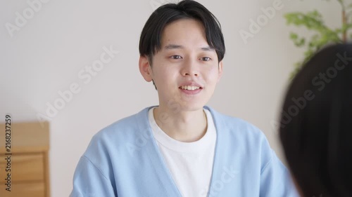 家で会話する夫婦・カップル
