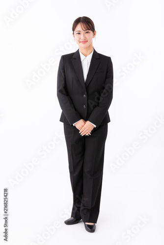 スーツを着た若い女性の全身
