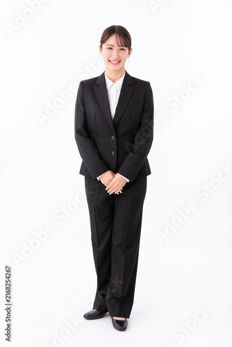 スーツを着た若い女性の全身