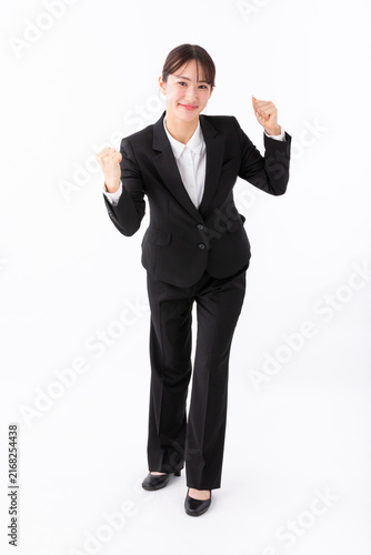 ガッツポーズをする若いスーツの女性