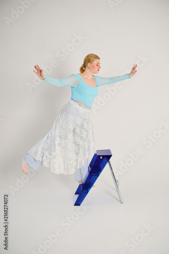 Obraz na płótnie Bright minimalist studio hosts woman with lace skirt performing