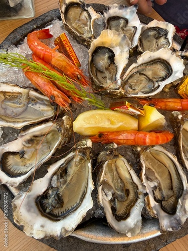 Plateau de fruits de mer avec huîtres et crevettes fraîches, spécialité gastronomique française