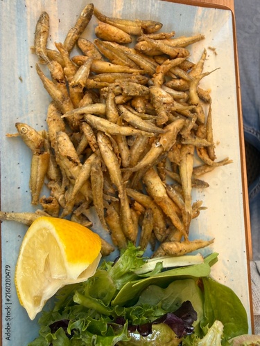 Assiette de petite friture de poissons croustillants avec citron, spécialité gastronomique de bord de mer