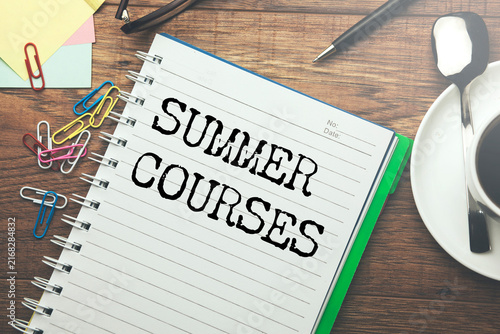 Obraz na plátne SUMMER COURSES text on paper