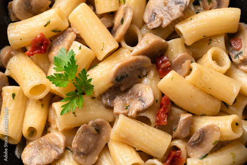 Tortiglioni con funghi champignon, pomodori secchi e prezzemolo, Pasta Italiana 