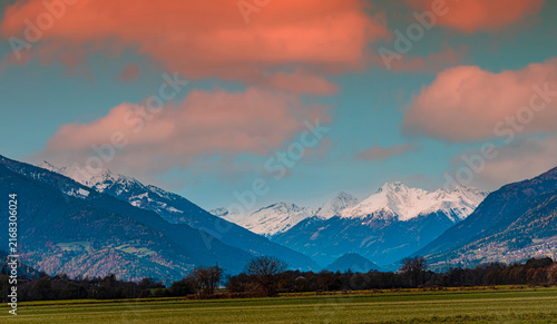 Foto The scenic  mountain road in alpine countryside with colorful autumn trees and s