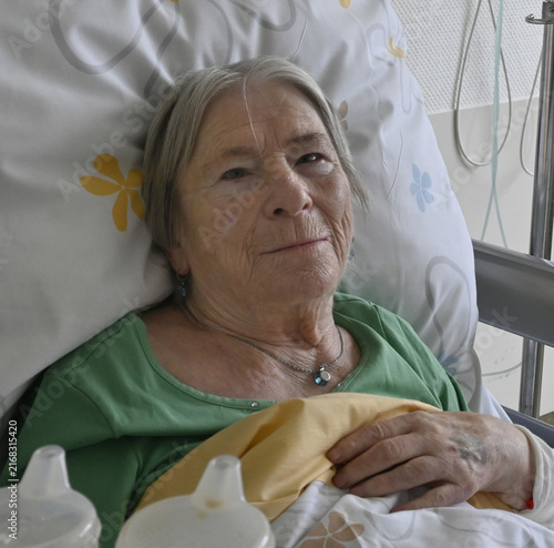 seniorin in krankenhausbett
