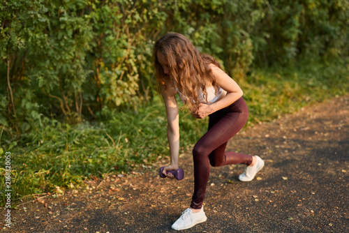 Cuadro en lienzo White woman performing dumbbell lunge, strength trainee