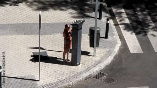 Ticket de la hora mujer en parquímetro zona ser servicio estacionamiento regulado aparcamiento tiquerera expendedora