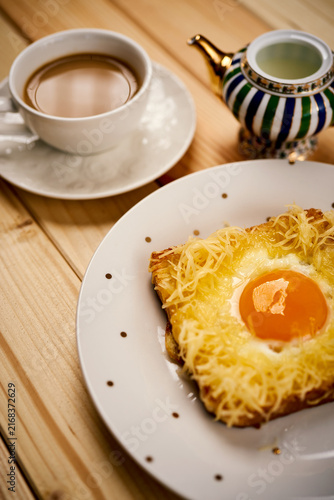 Fotografía breakfast set with coffee and toast with egg on wooden table