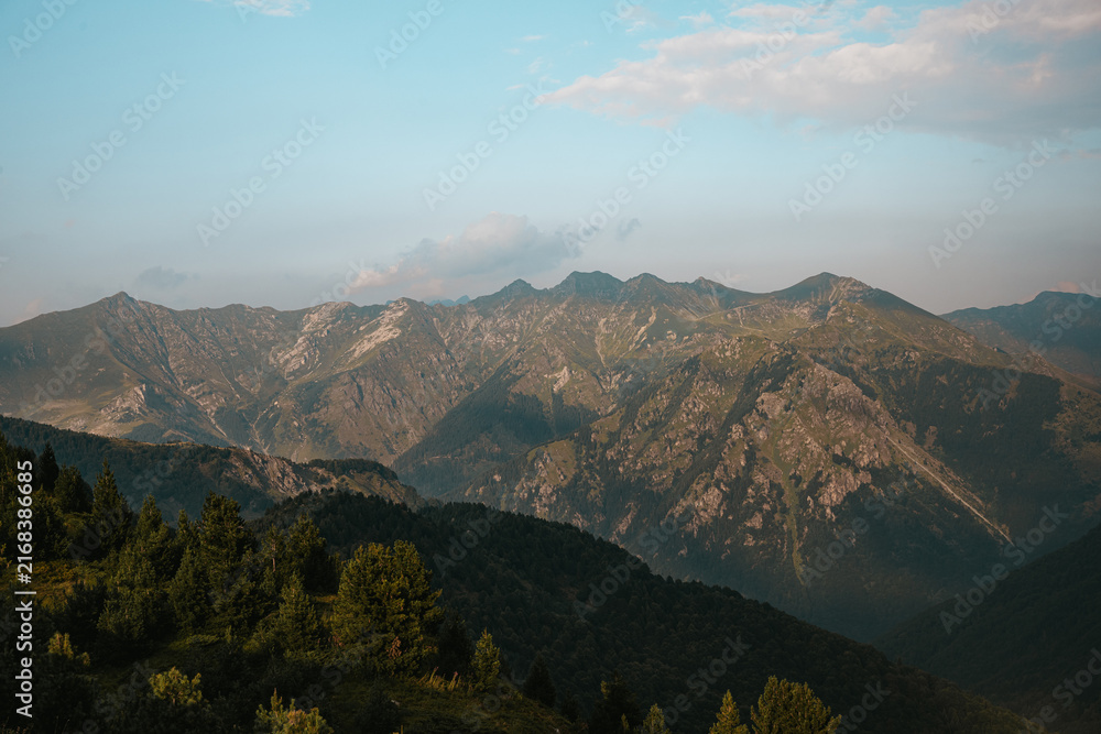 Obraz premium Rugged rocky mountain range illuminated by soft natural light