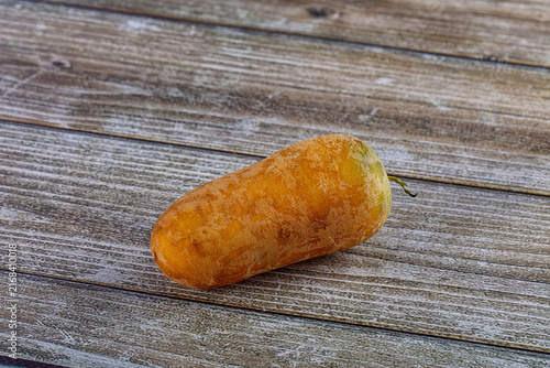 Canvastavla Fresh yellow squash on rustic wooden surface