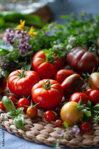 Foto Tomato vegetable  -  a garden harvest of gourmet varieties of heirloom tomatoes, Solanum lycopersicum -  includes black, cherry, plum, oxheart and beefsteak delicious berries