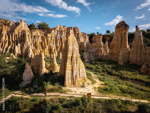 Fotografie Langbapu Earth Forest Rock Formations in Yuanmou Yunnan China