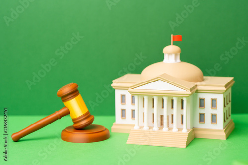 фотографія Government building and judge's gavel