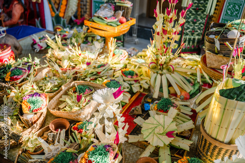 Foto Balinese people wearing traditional attire participating in a sacred Hindu relig
