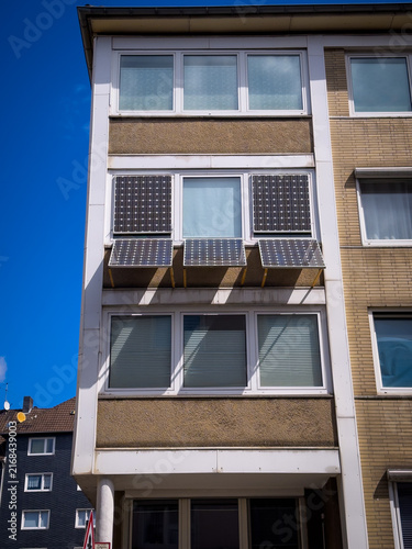 Ungewöhnliche Konstruktion von Solarpanelen an Fenstern und einer Fassade in Remscheid, Deutschland