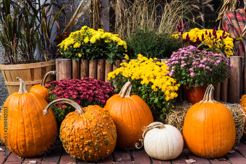 Fotografía Rustic outdoor autumn decoration displayed ahead of the Halloween and Thanksgiving harvest season, featuring pumpkins and flowers
