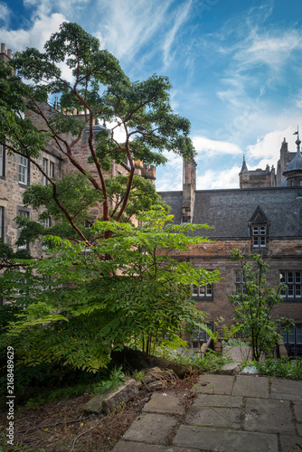 Quadro su tela Quiet and treed space in midst of Edinbugh bustle