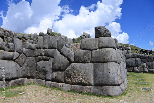 Blauer Himmel und weiße Wolken über einer Steinmauer von Sacsayhuamán