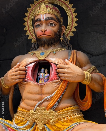 Konstfotografi Statue of Lord Hanuman tearing his chest showing Ram and Sita inside his heart