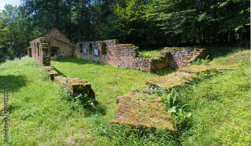 Heidenkirche des verschwundenen Dorfes Birsbach, Innenansicht der Ruine im Wald auf dem Gebiet der französischen Gemeinde Butten, Elsass