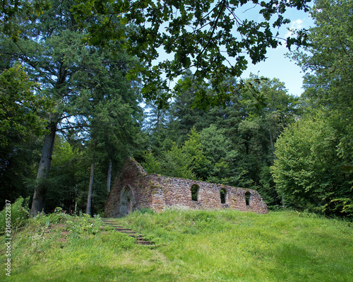 фотографія Heidenkirche des verschwundenen Dorfes Birsbach, Ruine von außen im Wald auf dem