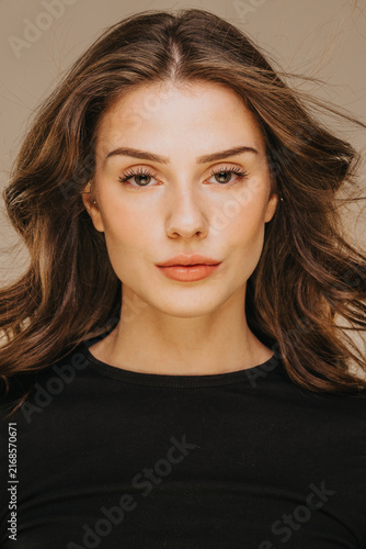 Konstfotografi Close-up portrait of a young woman looking directly at the camera with a neutral expression