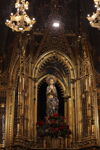 Foto Statue of the Virgin Mary displayed inside an ornate Gothic church altar