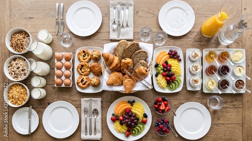 Foto Continental breakfast buffet spread with assorted pastries, fresh fruit, and cereals